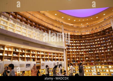 Les lecteurs flâner dans la librairie Xinhua à Minhang District, Shanghai, l'ovale, qu'on appelle la Chine.s plus belle librairie à Minhang District, Banque D'Images