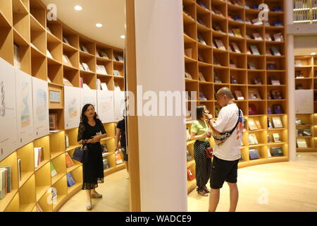 Les lecteurs flâner dans la librairie Xinhua à Minhang District, Shanghai, l'ovale, qu'on appelle la Chine.s plus belle librairie à Minhang District, Banque D'Images