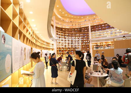 Les lecteurs flâner dans la librairie Xinhua à Minhang District, Shanghai, l'ovale, qu'on appelle la Chine.s plus belle librairie à Minhang District, Banque D'Images