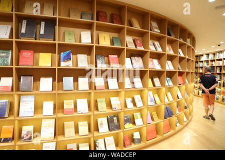 Les lecteurs flâner dans la librairie Xinhua à Minhang District, Shanghai, l'ovale, qu'on appelle la Chine.s plus belle librairie à Minhang District, Banque D'Images