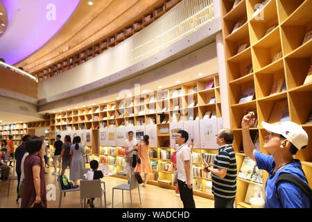 Les lecteurs flâner dans la librairie Xinhua à Minhang District, Shanghai, l'ovale, qu'on appelle la Chine.s plus belle librairie à Minhang District, Banque D'Images