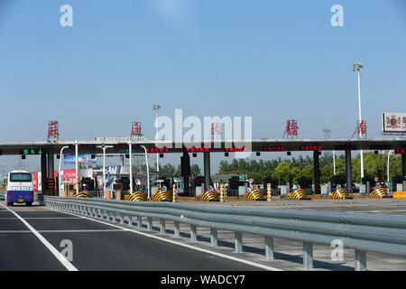 --FILE d'attente de véhicules--jusqu'à passer par ETC voies à péage sur une route express à Shanghai, Chine, 11 juin 2019. La Chine va annuler l'autoroute sans frais-ga Banque D'Images