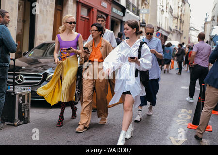 Les femmes à la mode et les hommes posent pour street snap au cours de la Fashion Week de Paris Men's Printemps/été 2020 à Paris, France, 11 juillet 2019. Banque D'Images