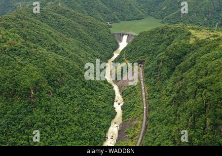 Jaillissent de l'eau réservoir Jinxi dans Yongjia county, Wenzhou City, Zhejiang Province de Chine orientale, le 10 juillet 2019. Des photos aériennes prises le 10 Banque D'Images