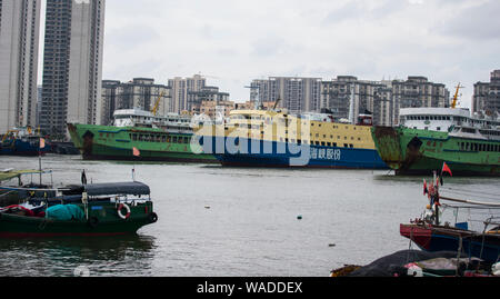 Les bateaux de pêche sont à quai dans un port en préparation de typhon Wipha, le 7ème typhon de l'année, dans la ville de Haikou, province de Hainan en Chine du Sud, 31 Banque D'Images