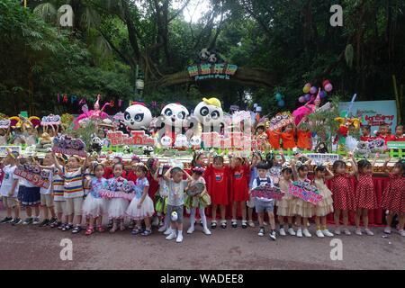 Triplés assister à une cérémonie pour célébrer le 5e anniversaire du monde le seul panda géant triplés Meng Meng, Shuai Shuai et Ku Ku à la Ch Banque D'Images