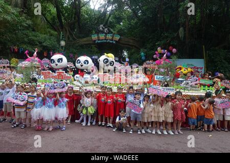 Triplés assister à une cérémonie pour célébrer le 5e anniversaire du monde le seul panda géant triplés Meng Meng, Shuai Shuai et Ku Ku à la Ch Banque D'Images