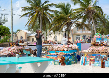 Les couleurs de l'image de souvenirs et de coquillages sur la plage dans les îles Turques et Caïques. Banque D'Images