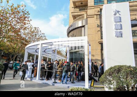 --FILE--clients en file d'attente devant un magasin de DJI Technologies in Shanghai, Chine, 10 décembre 2016. Le DJI Technologies, le monde Banque D'Images