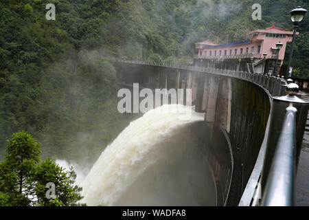 Jaillissent de l'eau réservoir Jinxi dans Yongjia county, Wenzhou City, Zhejiang Province de Chine orientale, le 10 juillet 2019. Des photos aériennes prises le 10 Banque D'Images