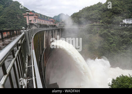 Jaillissent de l'eau réservoir Jinxi dans Yongjia county, Wenzhou City, Zhejiang Province de Chine orientale, le 10 juillet 2019. Des photos aériennes prises le 10 Banque D'Images