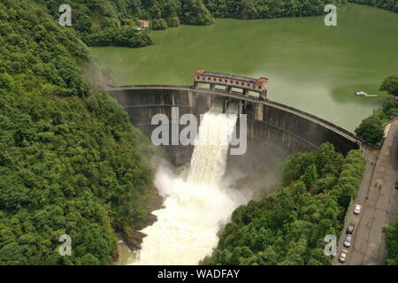 Jaillissent de l'eau réservoir Jinxi dans Yongjia county, Wenzhou City, Zhejiang Province de Chine orientale, le 10 juillet 2019. Des photos aériennes prises le 1 Banque D'Images