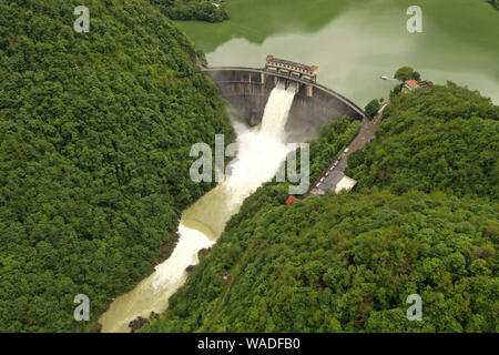 Jaillissent de l'eau réservoir Jinxi dans Yongjia county, Wenzhou City, Zhejiang Province de Chine orientale, le 10 juillet 2019. Des photos aériennes prises le 10 Banque D'Images