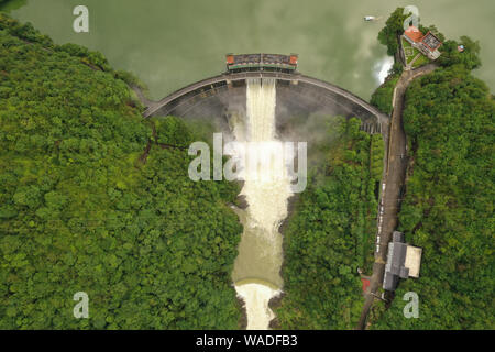 Jaillissent de l'eau réservoir Jinxi dans Yongjia county, Wenzhou City, Zhejiang Province de Chine orientale, le 10 juillet 2019. Des photos aériennes prises le 10 Banque D'Images