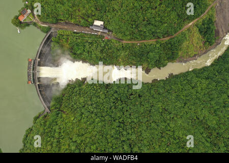 Jaillissent de l'eau réservoir Jinxi dans Yongjia county, Wenzhou City, Zhejiang Province de Chine orientale, le 10 juillet 2019. Des photos aériennes prises le 10 Banque D'Images