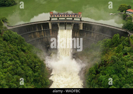 Jaillissent de l'eau réservoir Jinxi dans Yongjia county, Wenzhou City, Zhejiang Province de Chine orientale, le 10 juillet 2019. Des photos aériennes prises le 10 Banque D'Images