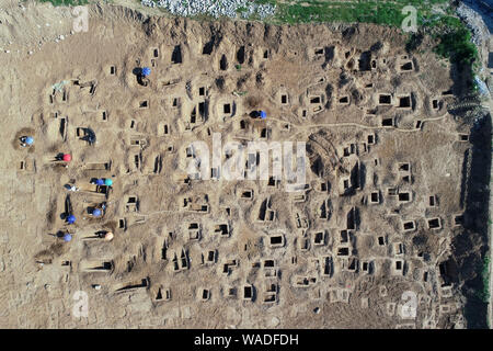 Les archéologues chinois creusent une tombe, cluster qui situé dans l'état de Deng (ch. 1200-678 BCE BCE), dans le district de Fancheng, Xiangfan city, centra Banque D'Images