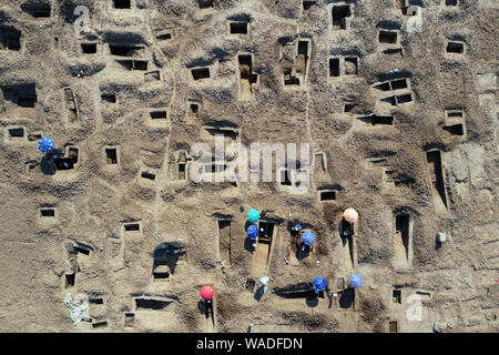 Les archéologues chinois creusent une tombe, cluster qui situé dans l'état de Deng (ch. 1200-678 BCE BCE), dans le district de Fancheng, Xiangfan city, centra Banque D'Images