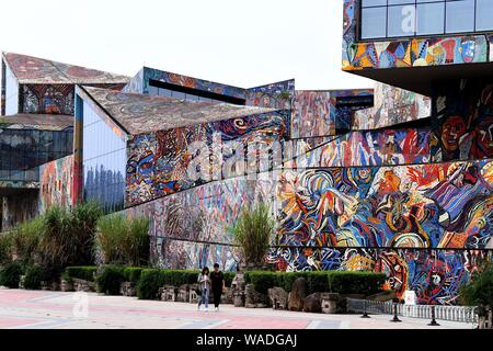 Le campus de l'Institut des beaux-arts du Sichuan est décoré avec creative gratiffi à Chongqing, Chine, le 22 juillet 2019. Banque D'Images