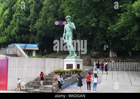 Le campus de l'Institut des beaux-arts du Sichuan est décoré avec creative gratiffi à Chongqing, Chine, le 22 juillet 2019. Banque D'Images