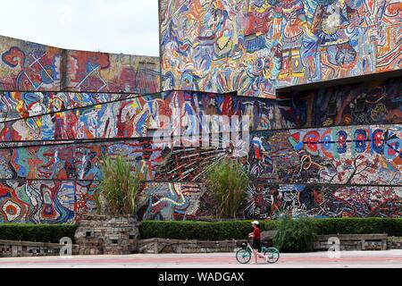 Le campus de l'Institut des beaux-arts du Sichuan est décoré avec creative gratiffi à Chongqing, Chine, le 22 juillet 2019. Banque D'Images