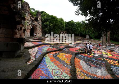 Le campus de l'Institut des beaux-arts du Sichuan est décoré avec creative gratiffi à Chongqing, Chine, le 22 juillet 2019. Banque D'Images