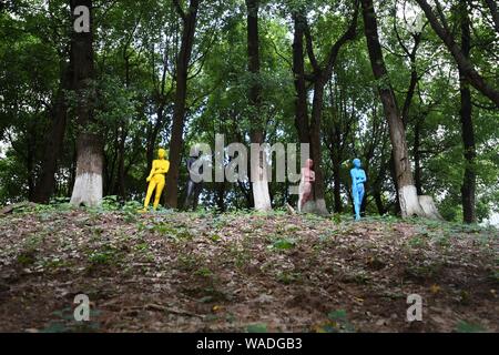 Le campus de l'Institut des beaux-arts du Sichuan est décoré avec creative gratiffi à Chongqing, Chine, le 22 juillet 2019. Banque D'Images