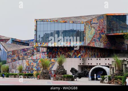 Le campus de l'Institut des beaux-arts du Sichuan est décoré avec creative gratiffi à Chongqing, Chine, le 22 juillet 2019. Banque D'Images