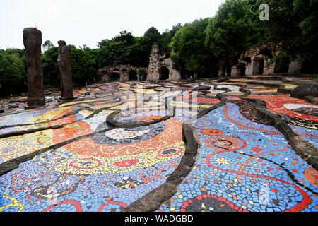 Le campus de l'Institut des beaux-arts du Sichuan est décoré avec creative gratiffi à Chongqing, Chine, le 22 juillet 2019. Banque D'Images