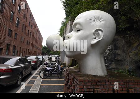 Le campus de l'Institut des beaux-arts du Sichuan est décoré avec creative gratiffi à Chongqing, Chine, le 22 juillet 2019. Banque D'Images