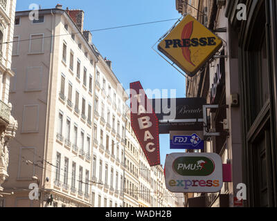 LYON, FRANCE - 14 juillet 2019 : tabac français signe sur un tobaccol vendeur, vendre des cigarettes. Ils sont emblématiques de la France, également appelé buraliste ou ma Banque D'Images