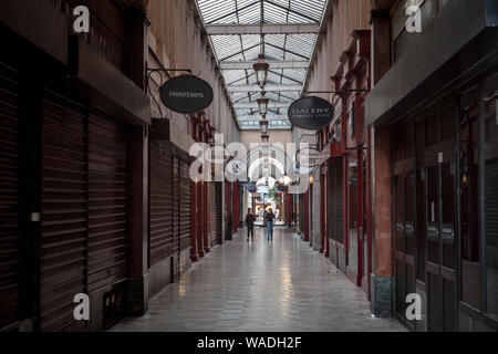 LYON, FRANCE - 14 juillet 2019 - Vue sur le passage de l'Argue, une salle couverte dans le centre-ville de Lyon, France, avec des magasins autour, dans une typique 19e Banque D'Images