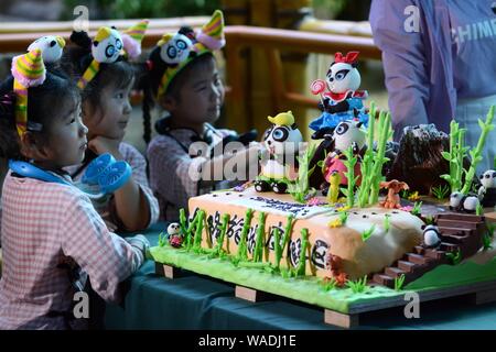 Triplés assister à une cérémonie pour célébrer le 5e anniversaire du monde le seul panda géant triplés Meng Meng, Shuai Shuai et Ku Ku à la Ch Banque D'Images