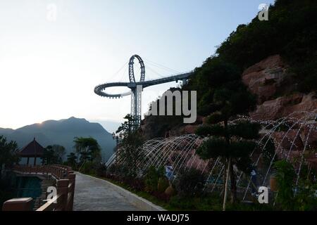 Vue aérienne de la plus haute du Guangdong en verre circulaire traversée de pont sur la montagne à l'attraction touristique Huangtengxia à Qingyuan city, Chine du sud Banque D'Images