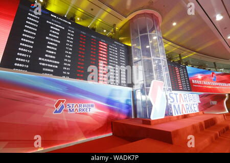 Les indices boursiers et les prix des actions sont affichées au cours de la cérémonie d'inscription du premier lot d'entreprises sur le marché de l'ESS à Shanghai, Chi Banque D'Images