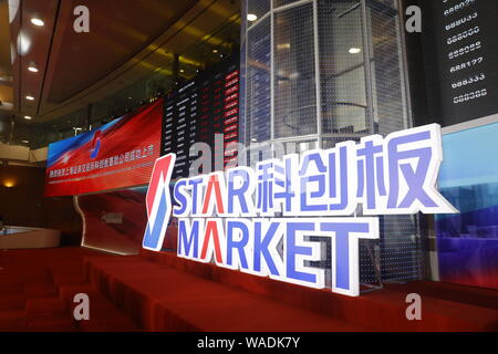 Les indices boursiers et les prix des actions sont affichées au cours de la cérémonie d'inscription du premier lot d'entreprises sur le marché de l'ESS à Shanghai, Chi Banque D'Images