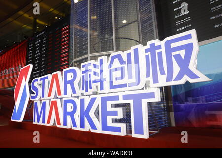 Les indices boursiers et les prix des actions sont affichées au cours de la cérémonie d'inscription du premier lot d'entreprises sur le marché de l'ESS à Shanghai, Chi Banque D'Images