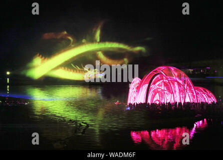 Spectacle de lumière holographique à la Nanyang World Grand jardin rose montre des images naturelles, c.-à-d, dragons chinois, Fireworks, beauté, Phoenix et le comme Banque D'Images