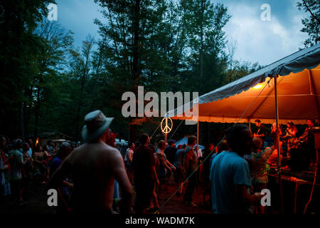 Béthel, United States. Août 17, 2019. Un groupe joue sur la scène au cours de la réunion de la route Yasgur Max Yasgur's farm à pendant les célébrations du 50e anniversaire de Woodstock près de Bethel. Organisateur de Woodstock Michael Lang, l'événement a été annulé mais anniversaire les activités ont continué au Arrowhead Ranch, Bethel Woods (le site de l'original Woodstock en 1969), Hector's Inn, et Yasgur's Farm. Credit : SOPA/Alamy Images Limited Live News Banque D'Images