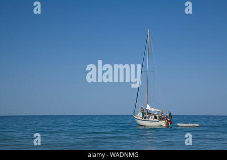 Empire, Michigan, USA. Août 19, 2019. Août 19, 2019, Empire, Michigan, United States ; un voilier flotte à l'ancre dans le lac Michigan à la Sleeping Bear Dunes National Lakeshore qui est situé dans la partie nord-ouest de la péninsule inférieure du Michigan. La rive est du lac Michigan a créé 400 pieds de hauteur des dunes de sable et des forêts denses, créé après la fonte des glaciers de la dernière époque glaciaire laissant la topographie diversifiée autour de l'Empire, au Michigan. Credit : Ralph Lauer/ZUMA/Alamy Fil Live News Banque D'Images
