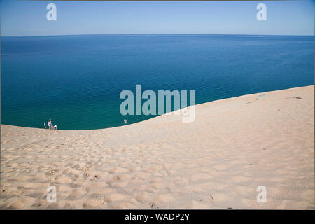 Empire, Michigan, USA. Août 19, 2019. Août 19, 2019, Empire, Michigan, United States ; un voilier flotte à l'ancre sous le Sleeping Bear Dunes National Lakeshore lookout qui est situé dans la partie nord-ouest de la péninsule inférieure du Michigan. La rive est du lac Michigan a créé 400 pieds de hauteur des dunes de sable et des forêts denses, créé après la fonte des glaciers de la dernière époque glaciaire laissant la topographie diversifiée autour de l'Empire, au Michigan. Credit : Ralph Lauer/ZUMA/Alamy Fil Live News Banque D'Images