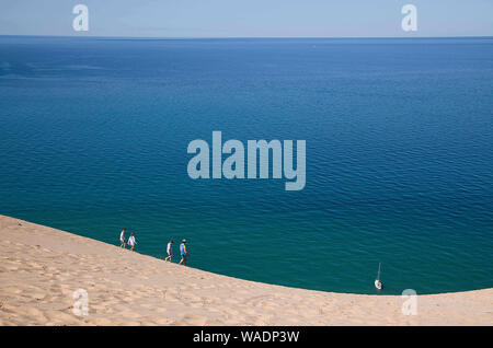 Empire, Michigan, USA. Août 19, 2019. Août 19, 2019, Empire, Michigan, United States ; un voilier flotte à l'ancre sous le Sleeping Bear Dunes National Lakeshore lookout qui est situé dans la partie nord-ouest de la péninsule inférieure du Michigan. La rive est du lac Michigan a créé 400 pieds de hauteur des dunes de sable et des forêts denses, créé après la fonte des glaciers de la dernière époque glaciaire laissant la topographie diversifiée autour de l'Empire, au Michigan. Credit : Ralph Lauer/ZUMA/Alamy Fil Live News Banque D'Images