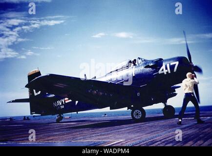 Douglas Skyraider AD-4NA de VF-194 à bord du USS Boxer (CVA-21), en 1953 (NNAM.1996.253.2909). Banque D'Images