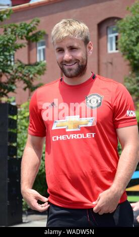 Luke Shaw de Manchester United F.C. de Premier League assiste à un événement promotionnel pour Chevrolet au cours de 2019 d'avant-saison à Shanghai, Chine, le 23 juil Banque D'Images