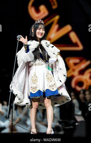 Premier finaliste Mo de Han Chinese girl group SNH48 pose avec son trophée lors de la finale de la sixième SNH48 annuelle Concours de popularité des idoles à Shangh Banque D'Images
