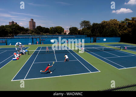 Bronx, New York, USA. Août 19, 2019. Un match de double pendant l'NYJTL Bronx ouvrir au centre de tennis, Leeds Cary dans Crotona Park dans le Bronx de New York. Le tournoi qui est gratuit pour le public est le premier tournoi professionnel dans le Bronx depuis 2012. Crédit : Adam Stoltman/Alamy Live News Banque D'Images