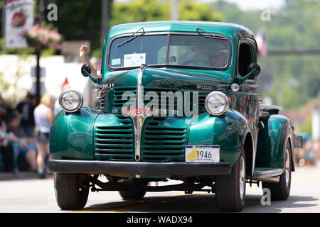 Buckhannon, West Virginia, USA - Mai 18, 2019 : Festival de la Fraise, vieux classique Truck, Dodge Magnum V8, en roulant le long de la rue principale au cours de la para Banque D'Images