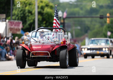 Buckhannon, West Virginia, USA - Mai 18, 2019 : Festival de la Fraise, Buggie portant le drapeau américain, mené par un homme qui descend la rue principale du Banque D'Images