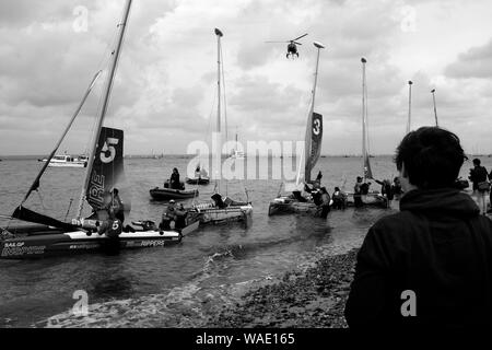 Petite chambre double coque yacht racing juste à côté de la plage en bord de mer à Cowes sur l'île de Wight Banque D'Images