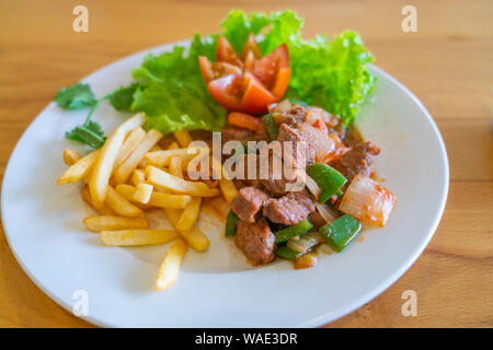 Délicieuse recette de style asiatique sauté de boeuf et salade Banque D'Images